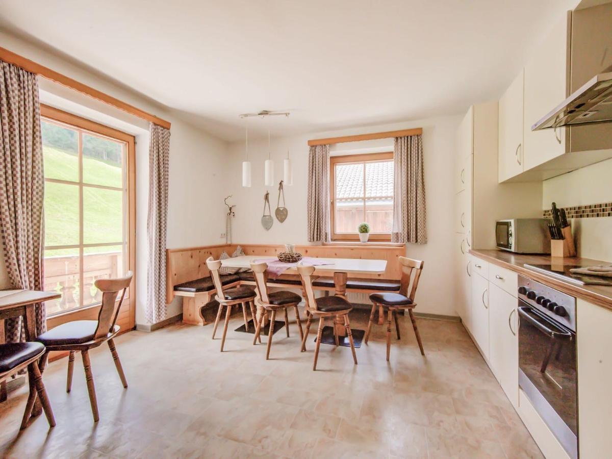 Attractive Apartment In Hainzenberg With Ski Room Eksteriør billede